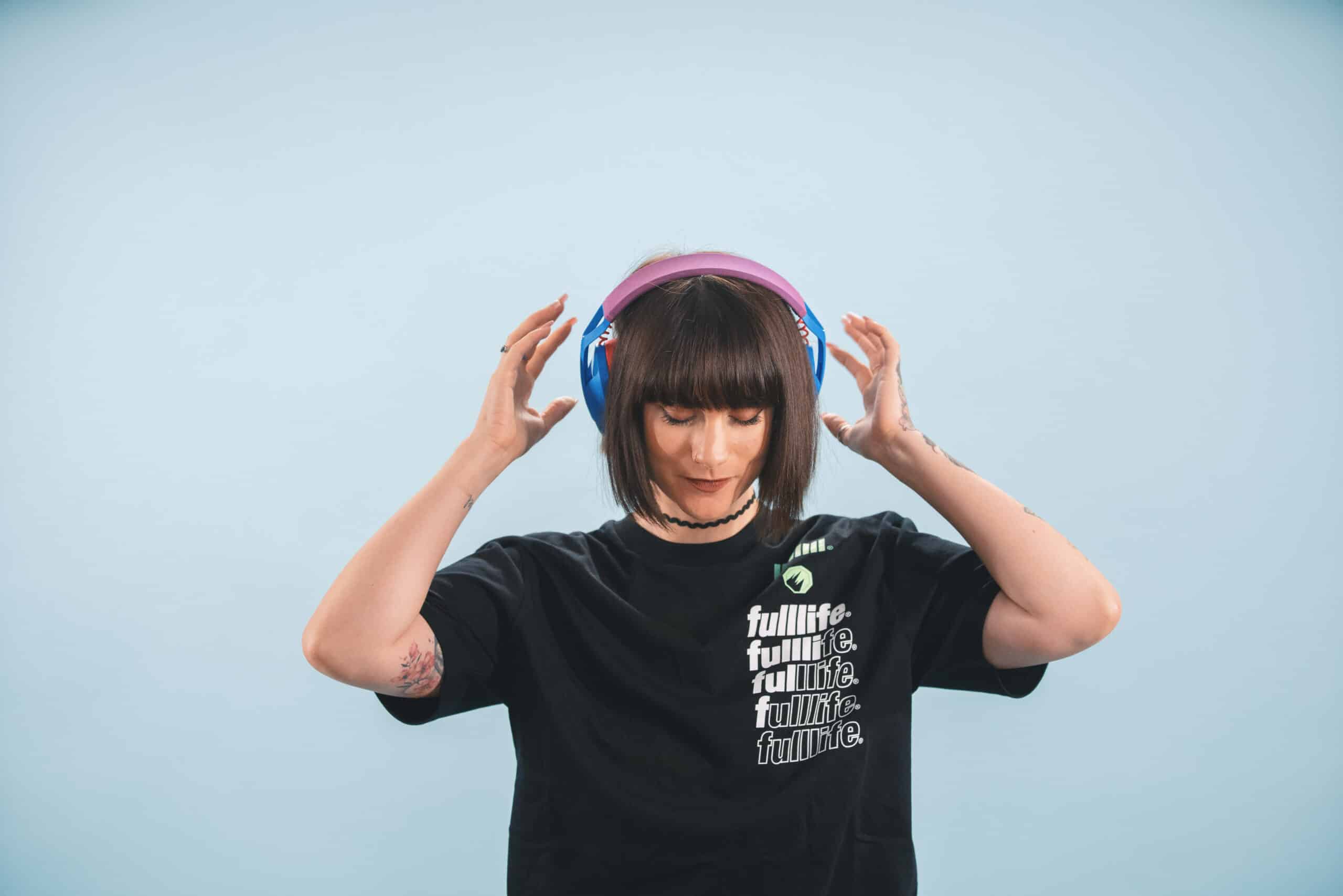 Maghla, streameuse de jeux vidéo, en collaboration avec Logitech