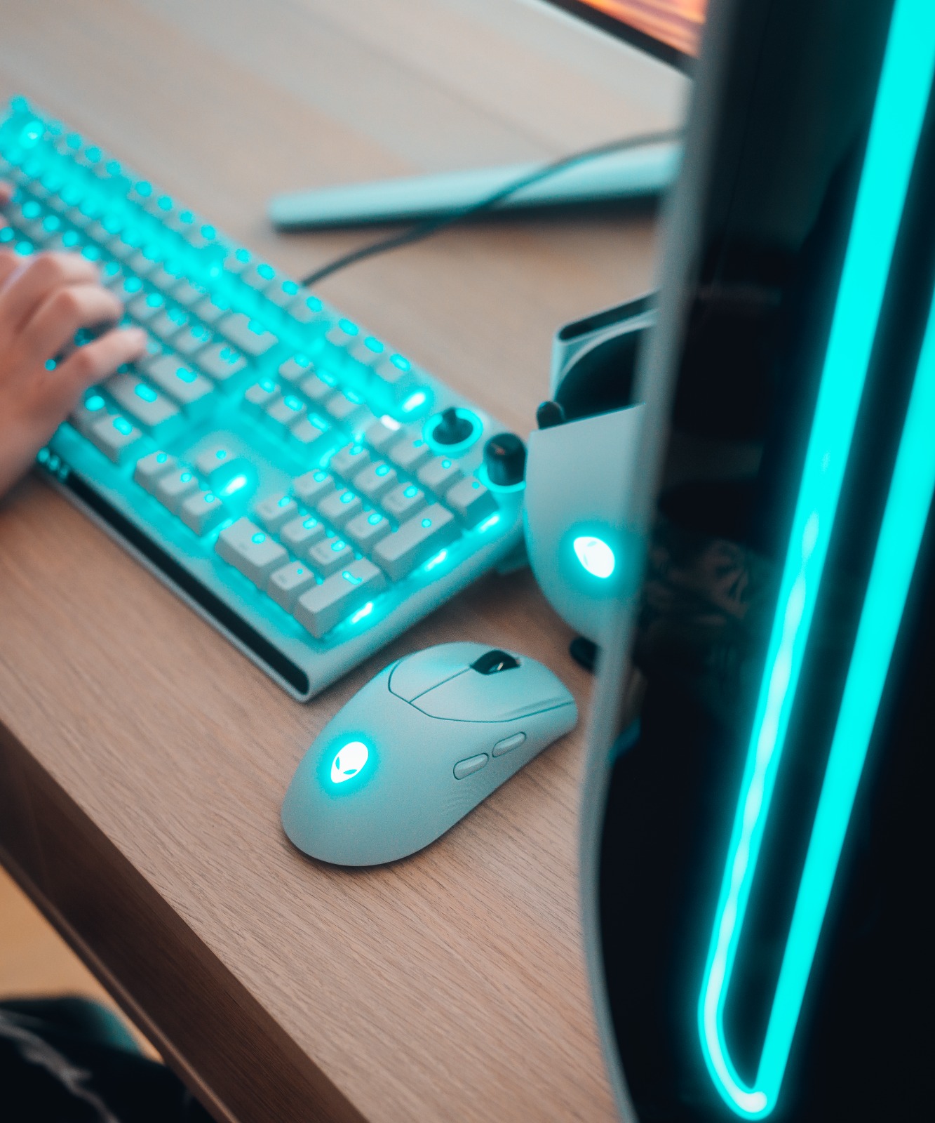 Jeel x Alienware - Utilisation des périphériques Alienware Jeel utilisant les périphériques Alienware : casque, clavier et souris