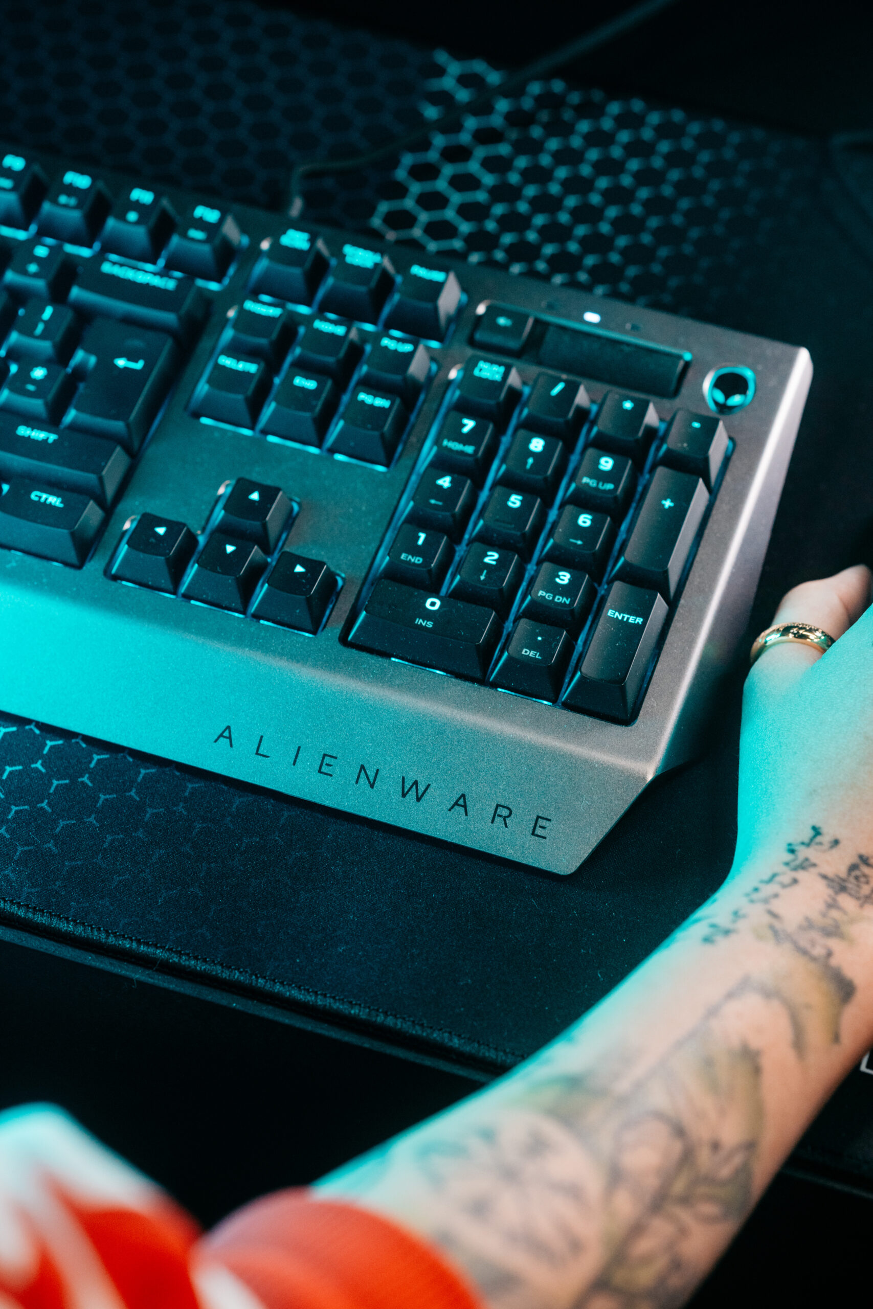 Jeel x Alienware - Utilisation du clavier et de la souris Alienware Jeel utilisant un clavier et une souris Alienware