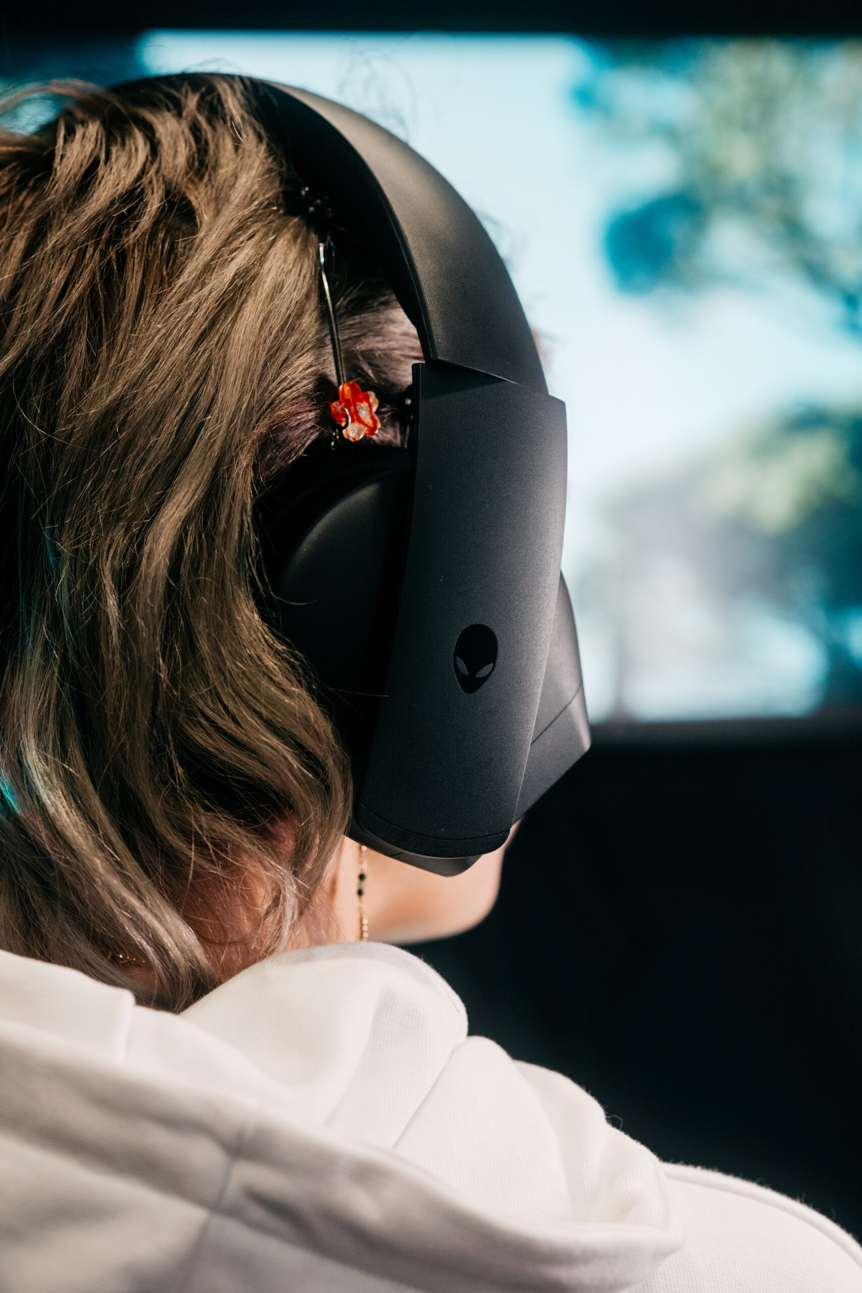 Jeel x Alienware - Utilisation d'un casque Alienware à la PGW 2023 Jeel utilisant un casque Alienware à la Paris Games Week 2023