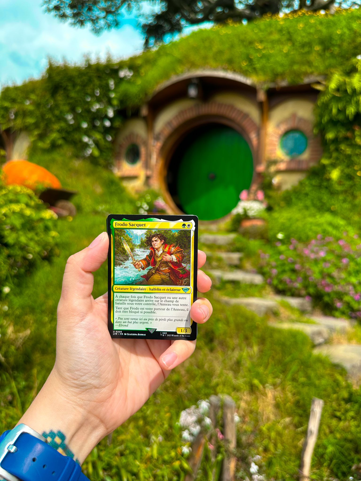 Jeel x Magic: The Gathering - Carte de Frodo Sacquet en Nouvelle-Zélande Alexandra Ropelé (Jeel) présentant la carte de Frodo Sacquet de Magic: The Gathering en Nouvelle-Zélande