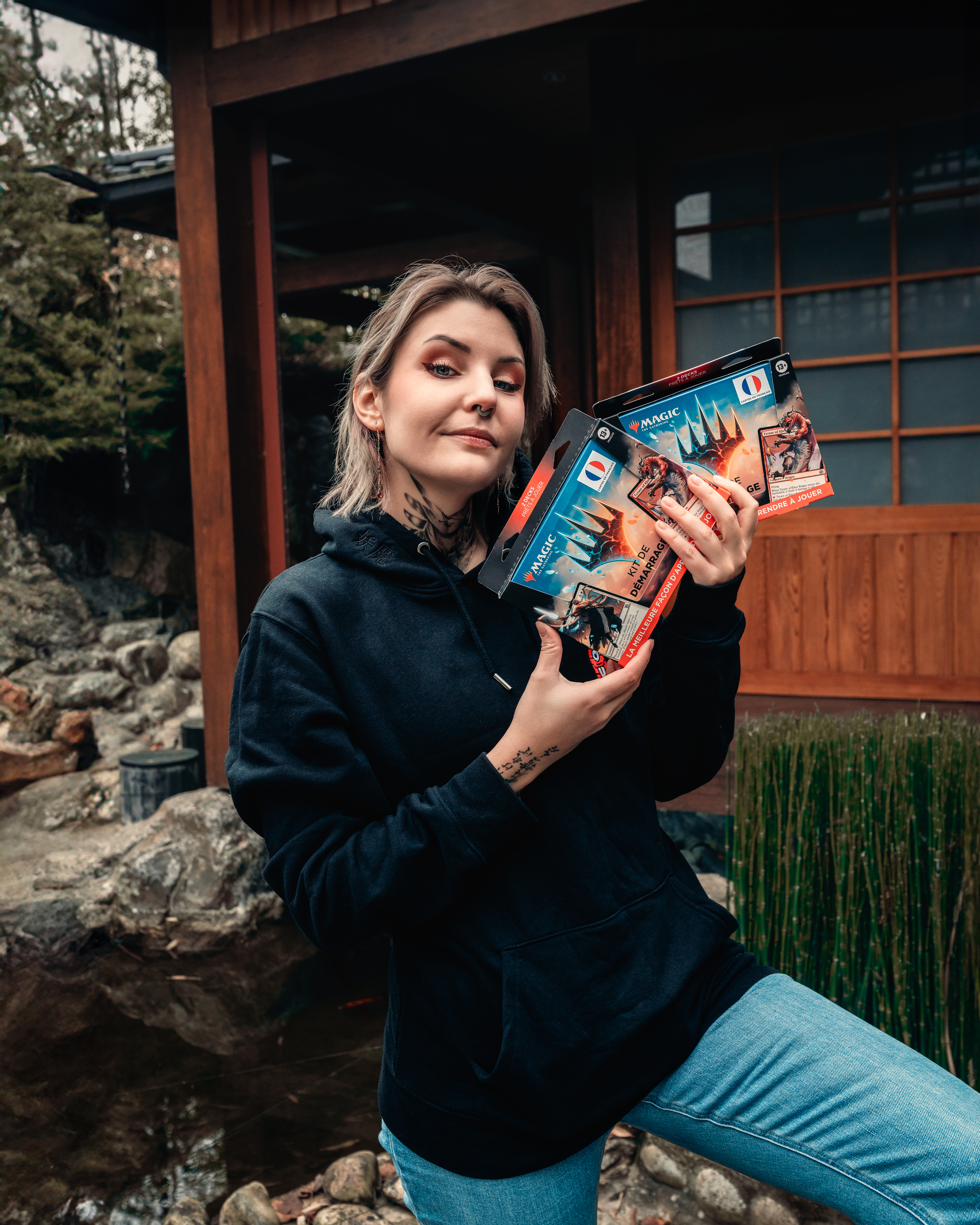 Jeel avec le starter kit Magic: The Gathering Alexandra Ropelé (Jeel) tenant le starter kit Magic: The Gathering