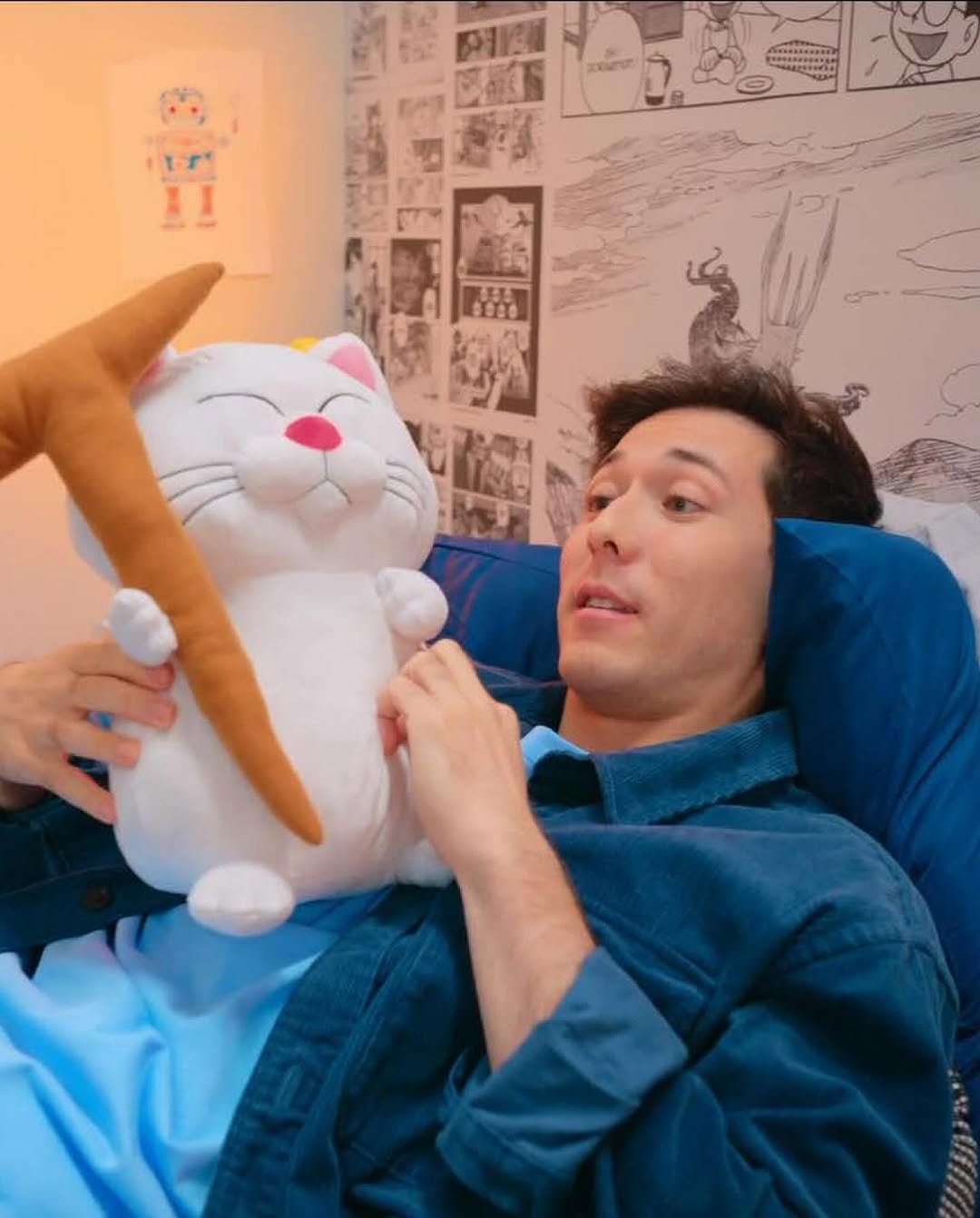 Louis-San et une peluche de chat japonais - Nani Nani Louis-San tenant une peluche de chat japonais dans l'émission Nani Nani