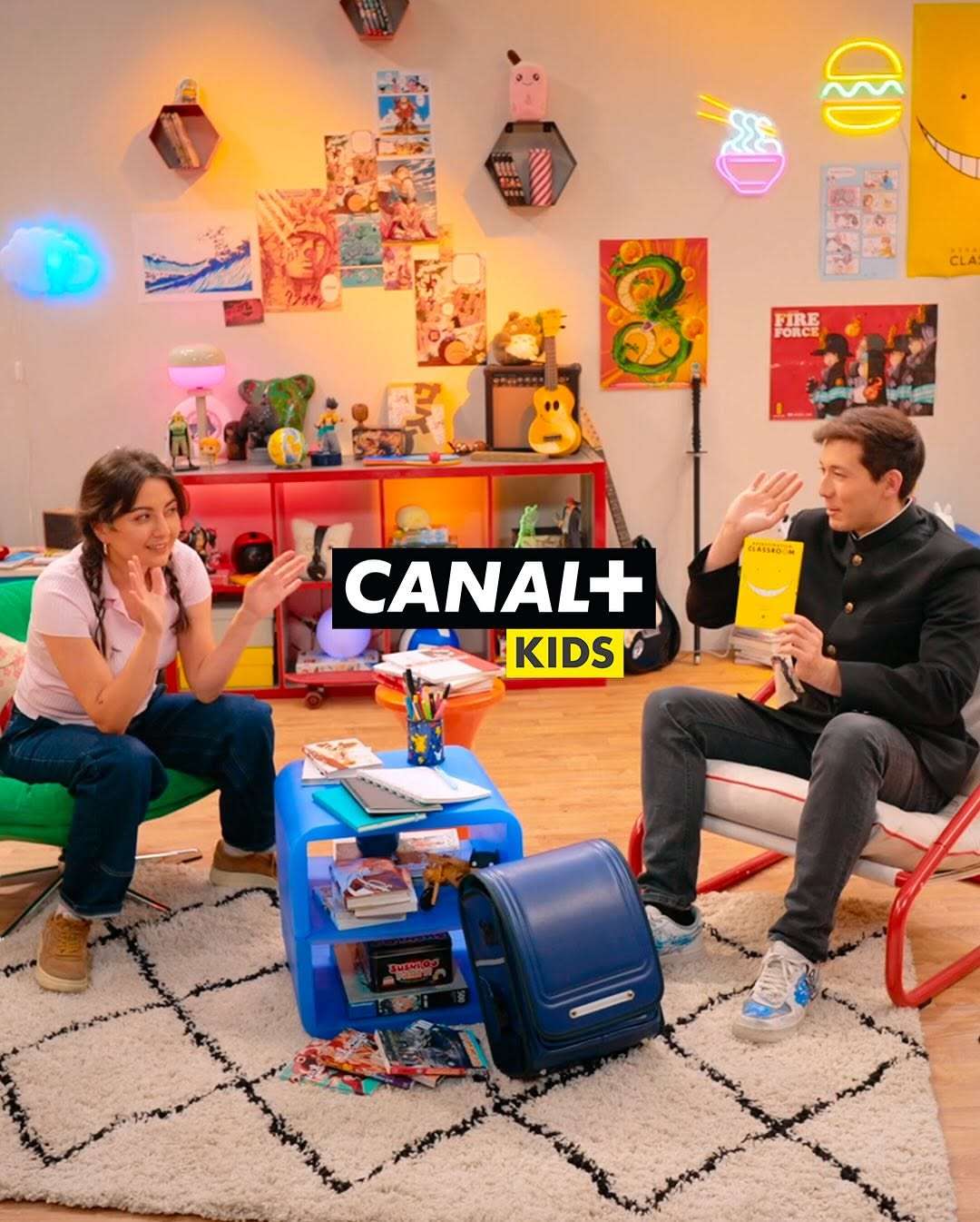 Discussion dans l'émission Nani Nani sur Canal+ Kids Louis-San et une invitée discutant dans le décor de l'émission Nani Nani sur Canal+ Kids