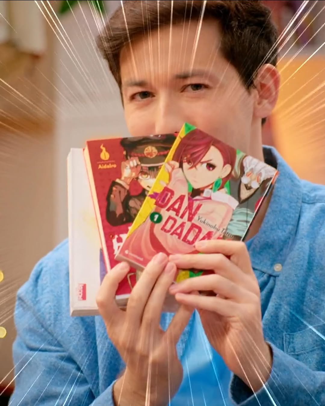 Louis-San et sa sélection de mangas - Nani Nani Louis-San présentant des mangas dans l'émission Nani Nani