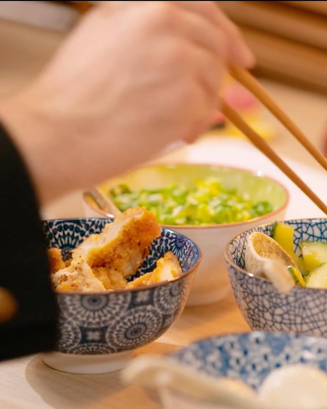 Dégustation d'un plat japonais traditionnel Plat japonais avec une main utilisant des baguettes