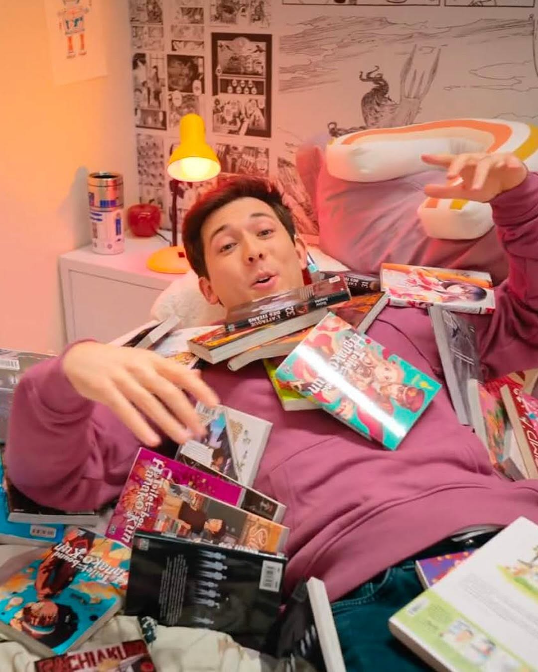 Louis-San entouré de mangas - Nani Nani Louis-San entouré de mangas sur son lit
