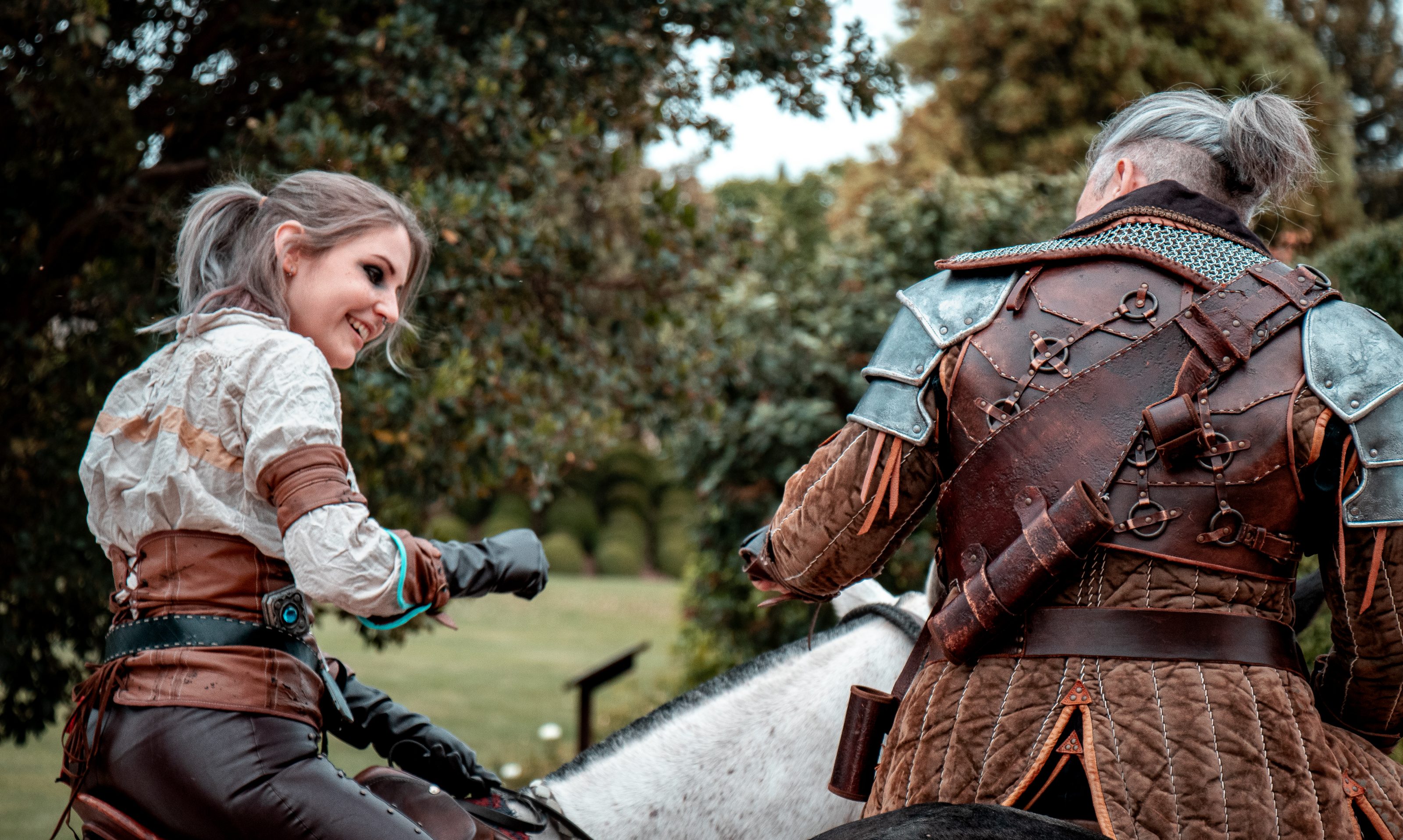 Jeel et Alphacast à cheval lors du tournage sur le thème de The Witcher.