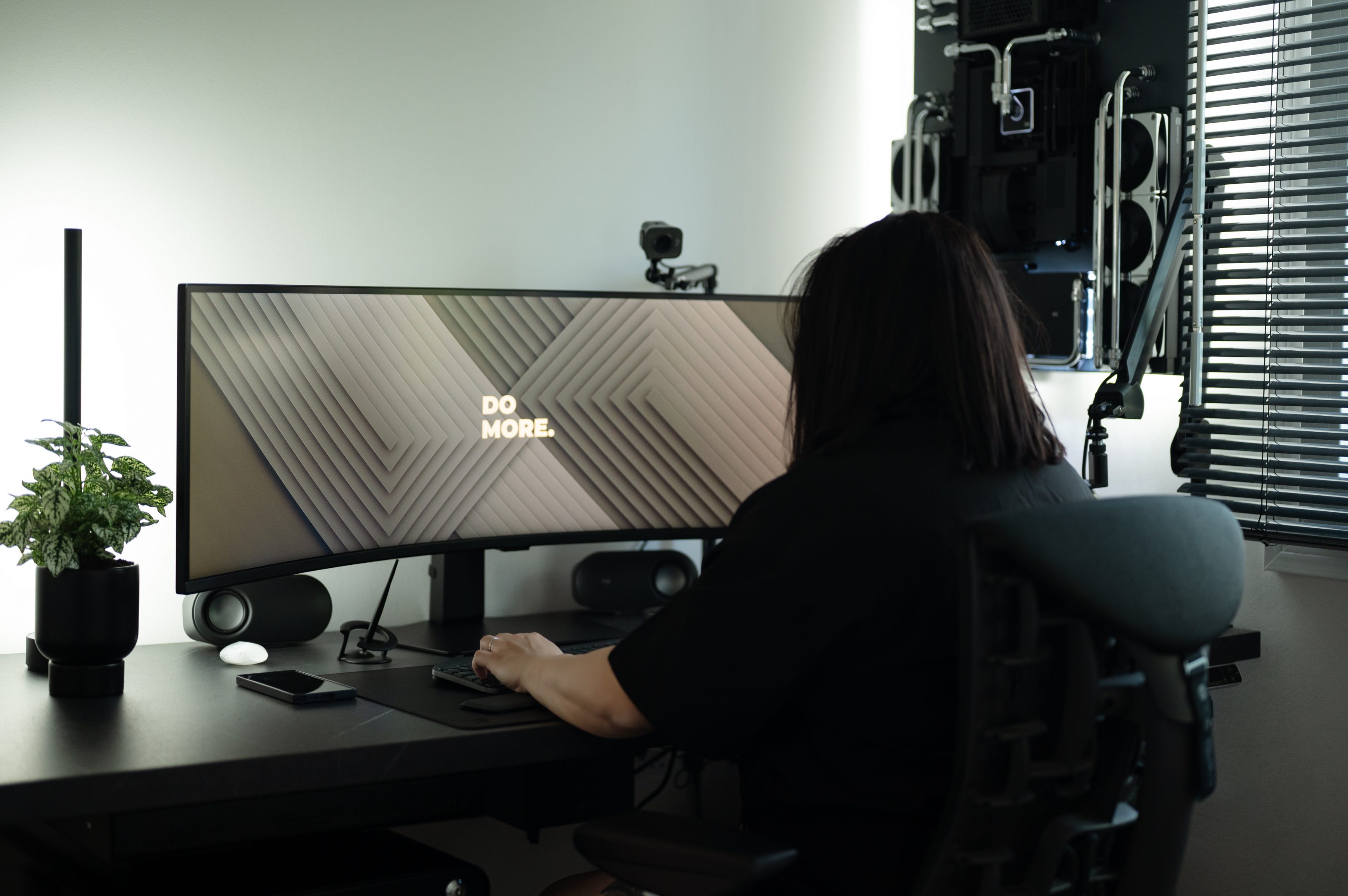 Mégane Pisani - Espace de travail d’un agent d’influenceurs haut de gamme Mégane Pisani à son bureau devant un écran ultra-large - expertise digitale et rigueur professionnelle